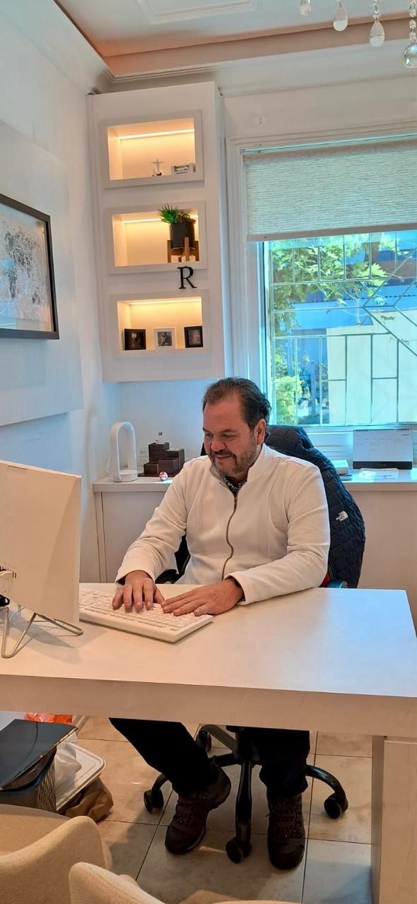 Dr. Rodrigo da Costa em atendimento no consultório da Vitallis